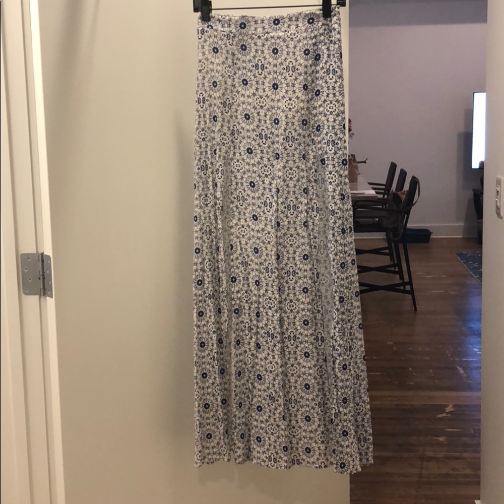 Long skirt, double slits in front